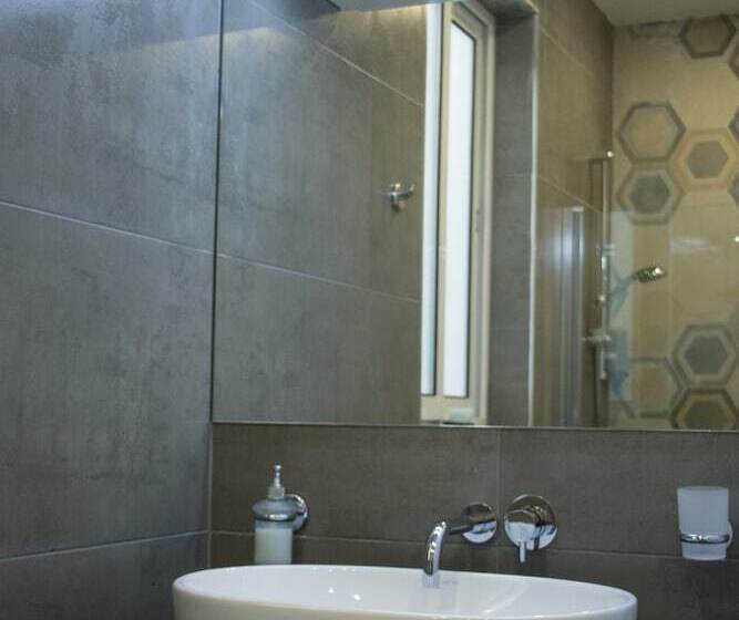 اتاق استاندارد با سرویس بهداشتی مشترک, Sunshine Suites