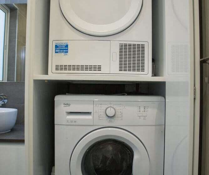 اتاق استاندارد با سرویس بهداشتی مشترک, Sunshine Suites