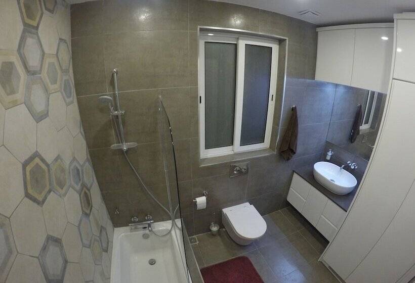 اتاق استاندارد با سرویس بهداشتی مشترک, Sunshine Suites