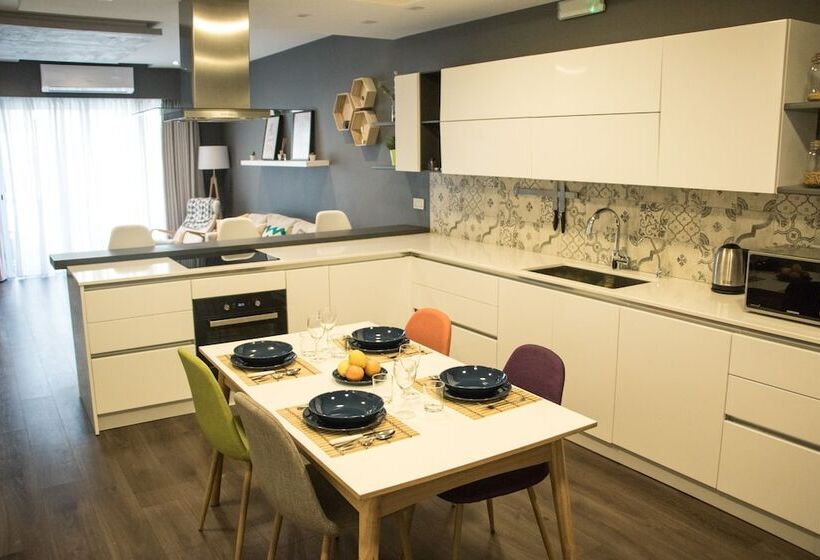 اتاق استاندارد با سرویس بهداشتی مشترک, Sunshine Suites