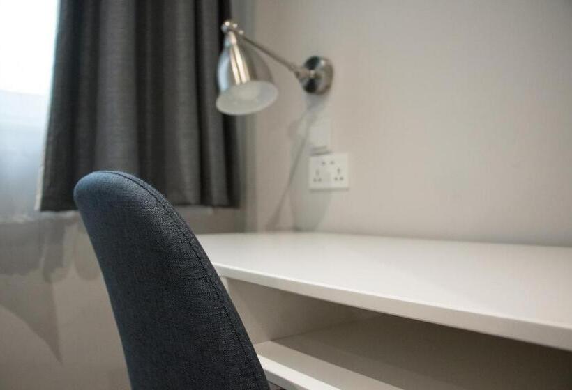 اتاق استاندارد با سرویس بهداشتی مشترک, Sunshine Suites