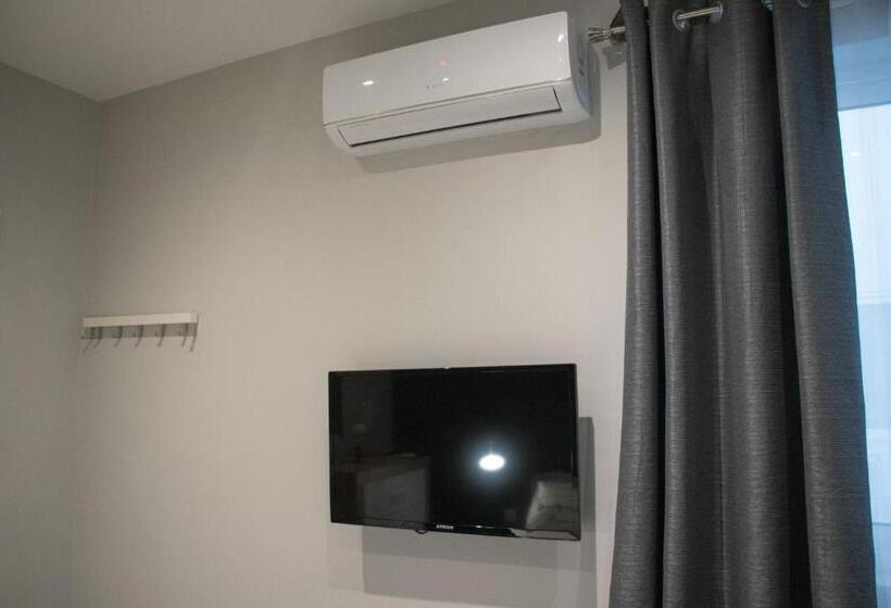 اتاق استاندارد با سرویس بهداشتی مشترک, Sunshine Suites