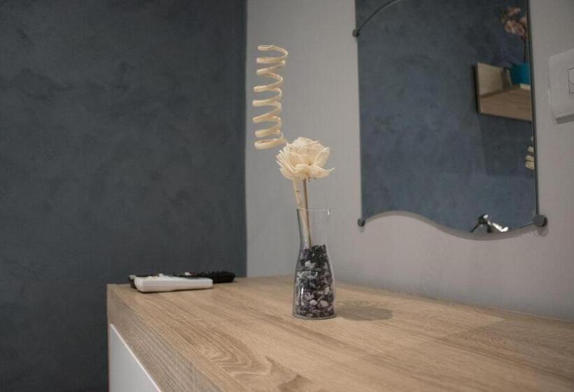 اتاق استاندارد با سرویس بهداشتی مشترک, Sunshine Suites