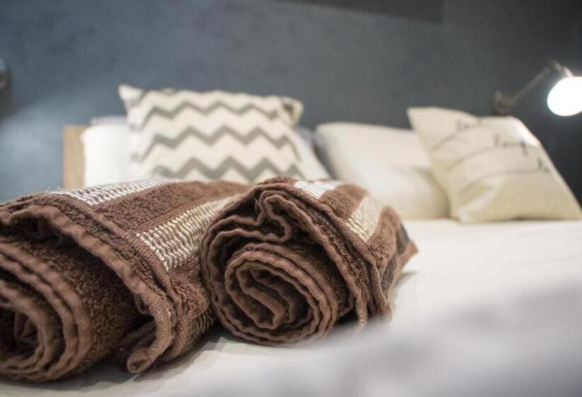 اتاق استاندارد با سرویس بهداشتی مشترک, Sunshine Suites