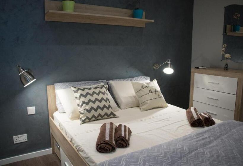 اتاق استاندارد با سرویس بهداشتی مشترک, Sunshine Suites