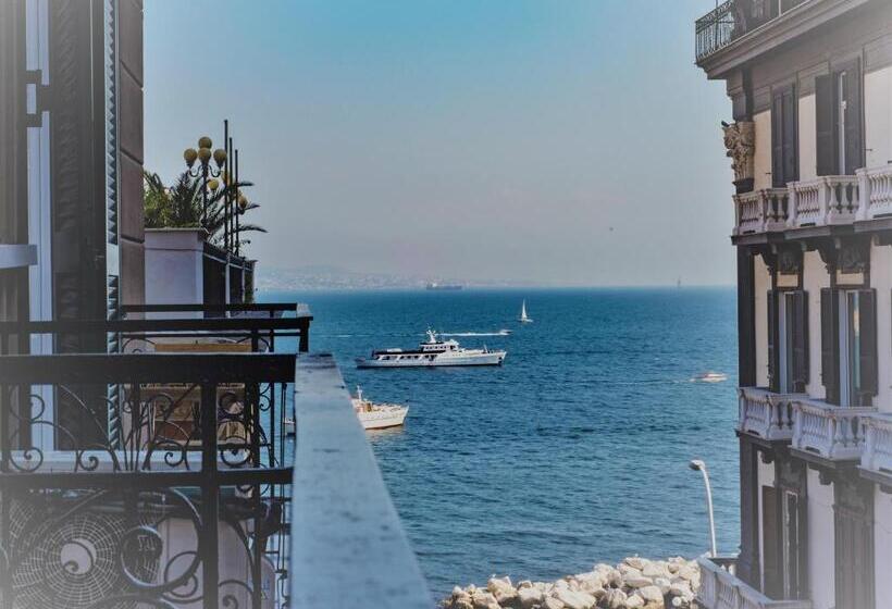 اتاق لوکس با بالکن و چشمانداز دریا, Di Palma Suite