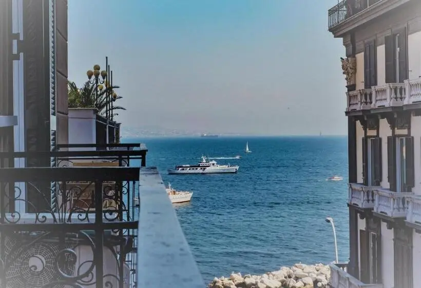 اتاق لوکس با بالکن و چشم‌انداز دریا, Di Palma Suite
