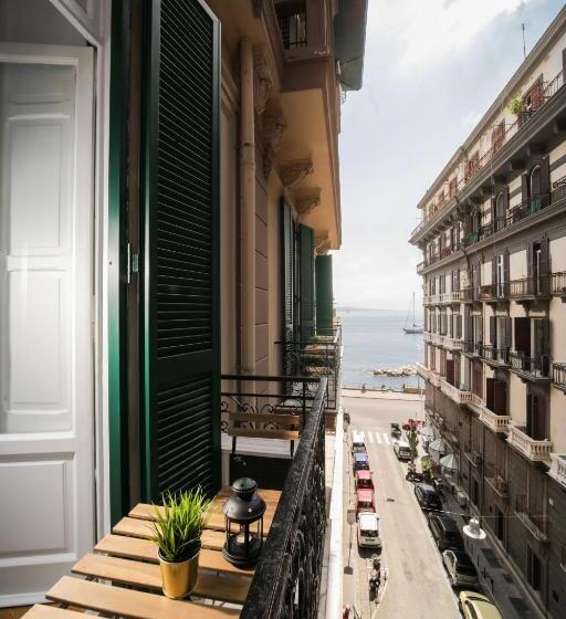 اتاق استاندارد چهار تخته با چشمانداز دریا, Di Palma Suite