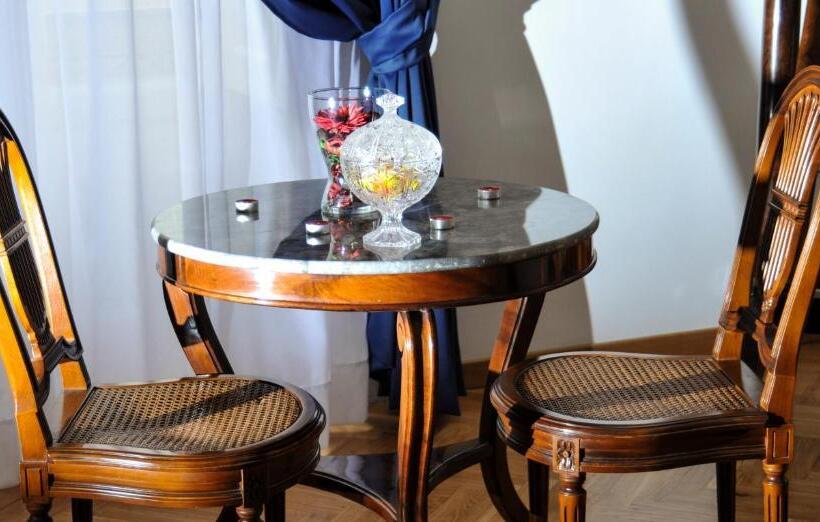 اتاق لوکس چهار تخته, Di Palma Suite