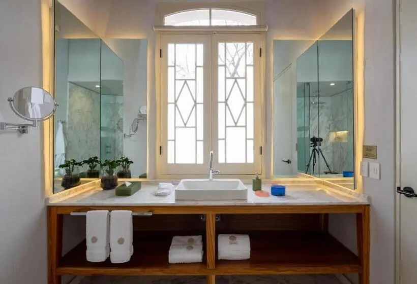 اتاق لوکس با تخت بزرگ, Central Hotel Boutique