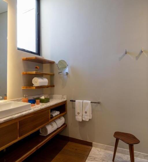 اتاق لوکس با تخت بزرگ, Central Hotel Boutique
