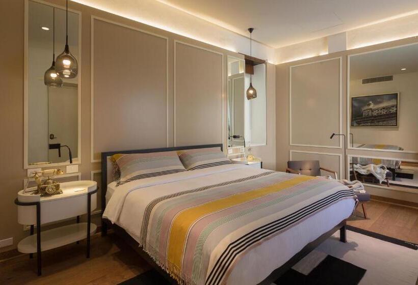اتاق لوکس با تخت بزرگ, Central Hotel Boutique