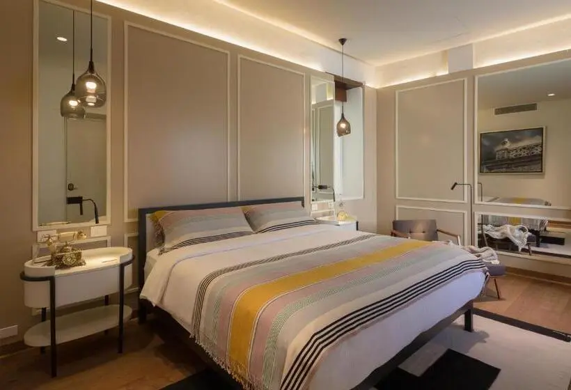اتاق لوکس با تخت بزرگ, Central Hotel Boutique
