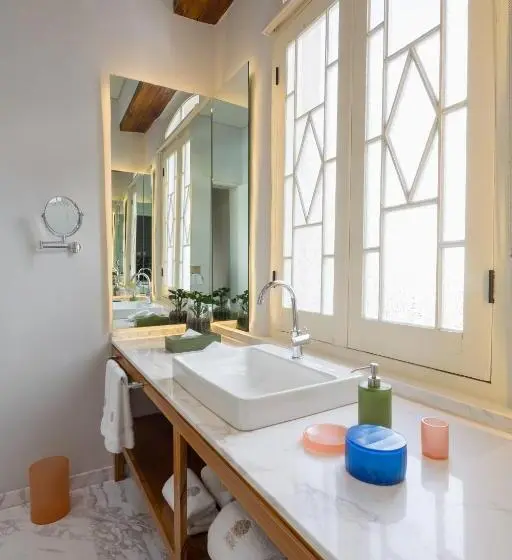 اتاق لوکس با تخت بزرگ, Central Hotel Boutique