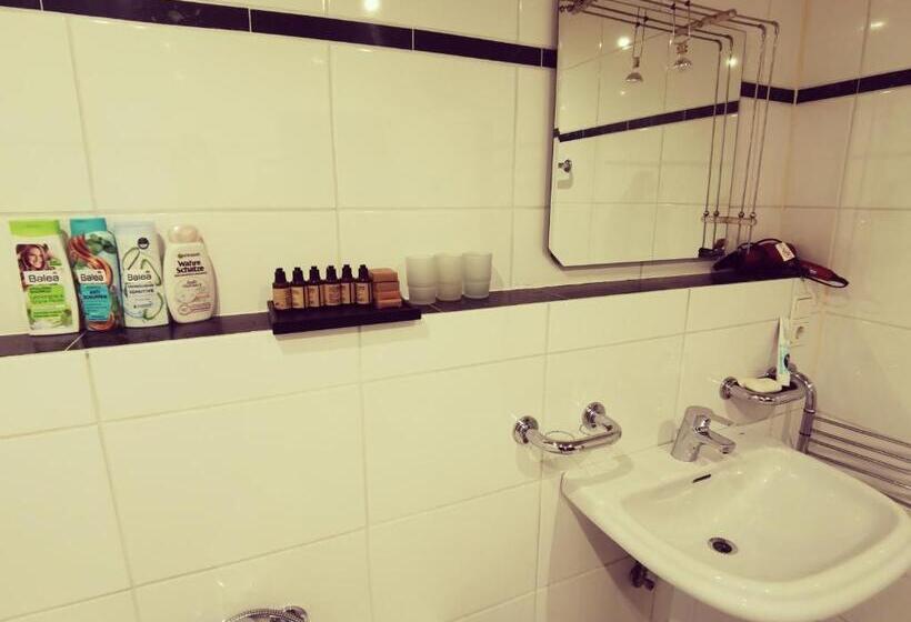 4인용 스탠다드 룸, Destille