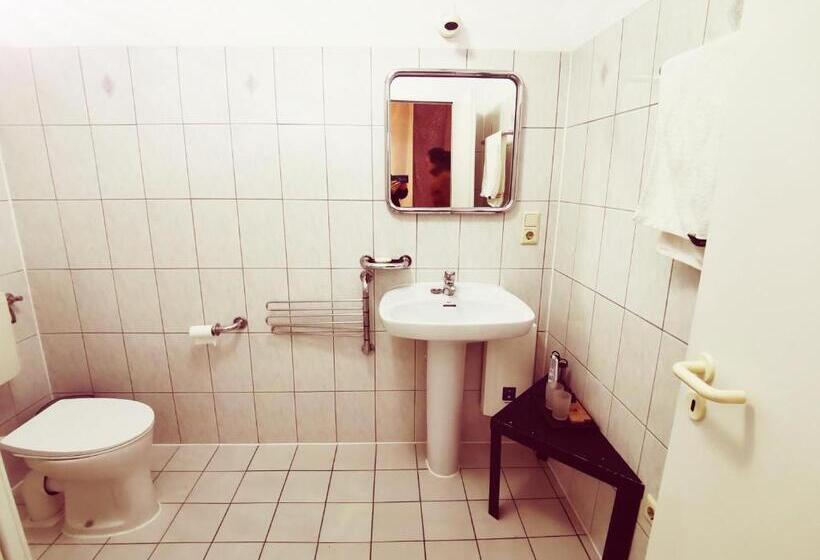 스탠다드 룸, Destille