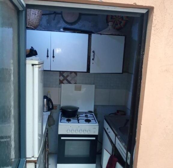 اتاق استاندارد یک نفره, Lucy Guest House