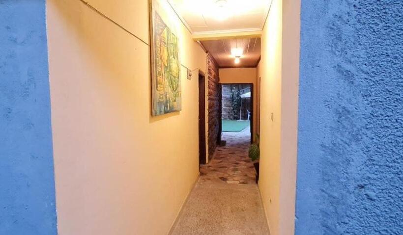 اتاق استاندارد یک نفره, Lucy Guest House