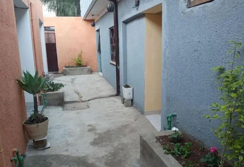 اتاق استاندارد یک نفره, Lucy Guest House