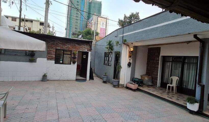 اتاق استاندارد یک نفره, Lucy Guest House