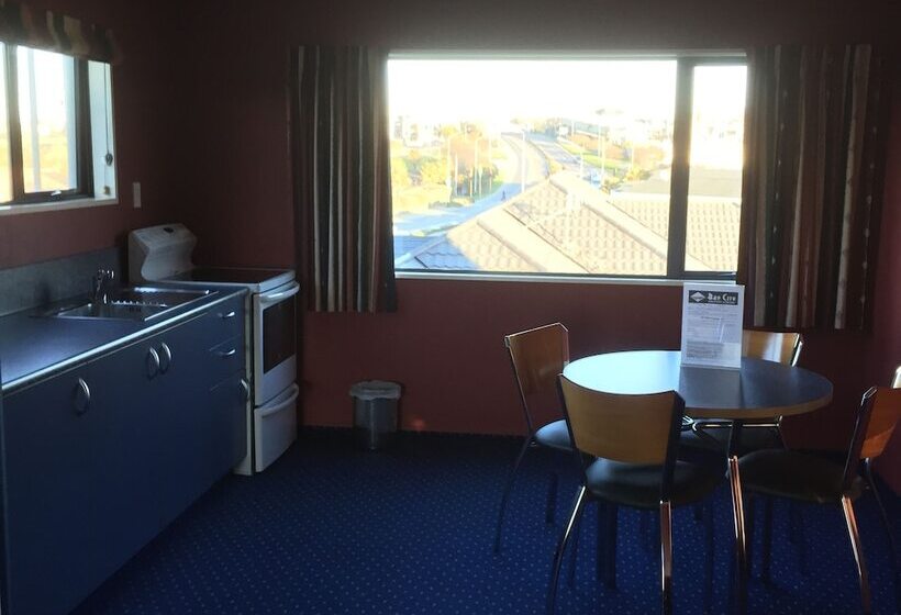 침실 2개 아파트, Bay City Motor Lodge