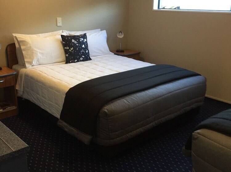 דירת שני חדרים, Bay City Motor Lodge