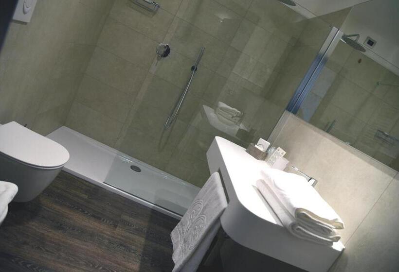 اتاق سوپریور با چشم‌انداز استخر, Giulietta Romeo