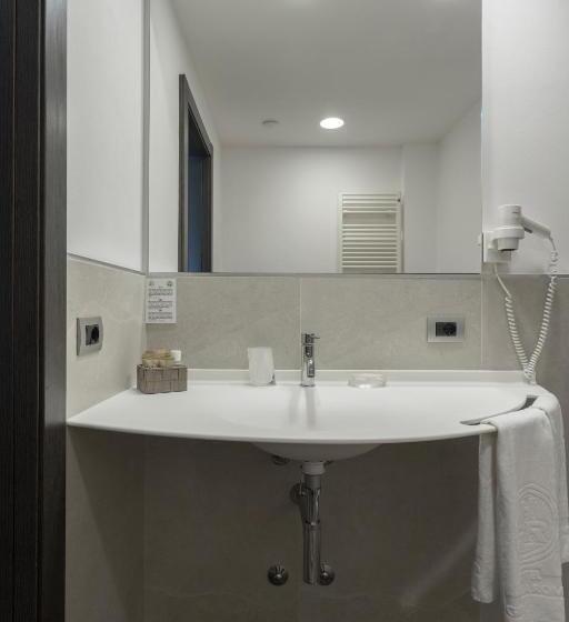 اتاق سوپریور با چشم‌انداز استخر, Giulietta Romeo