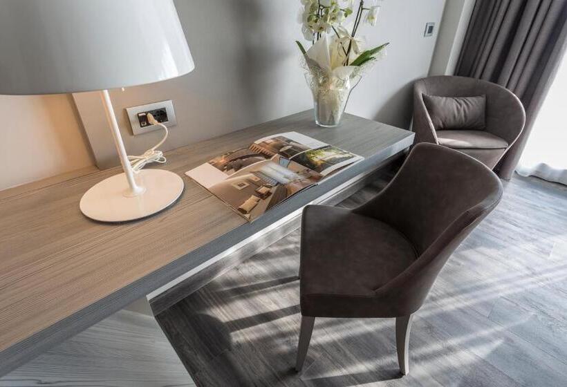 اتاق سوپریور با چشم‌انداز استخر, Giulietta Romeo