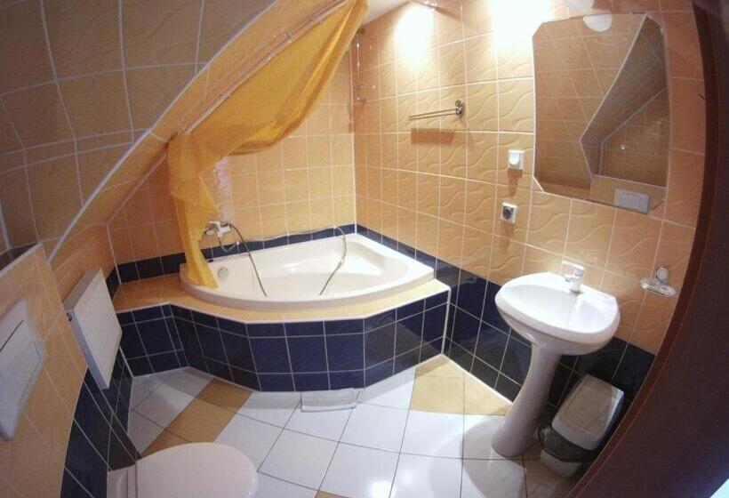 Habitación Triple Estándar con Balcón, Willa Krystyna