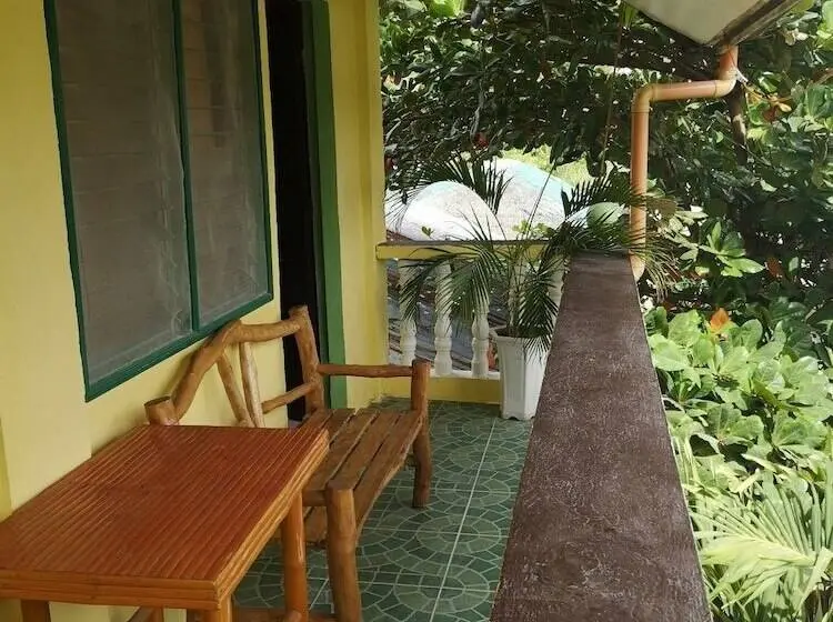 ファミリールーム, Guanna's Place Room And Resto Bar