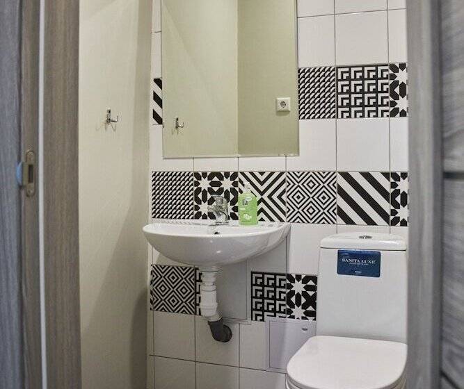 اتاق استاندارد چهارنفره با سرویس بهداشتی مشترک, Central Hostel