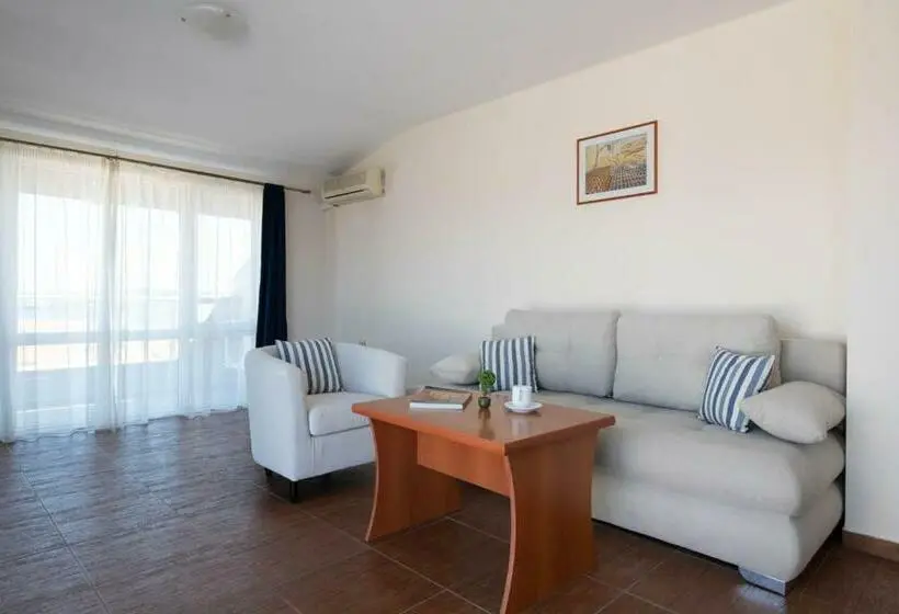 سوییت با چشم‌انداز دریا, Amon Ra Hotel Family