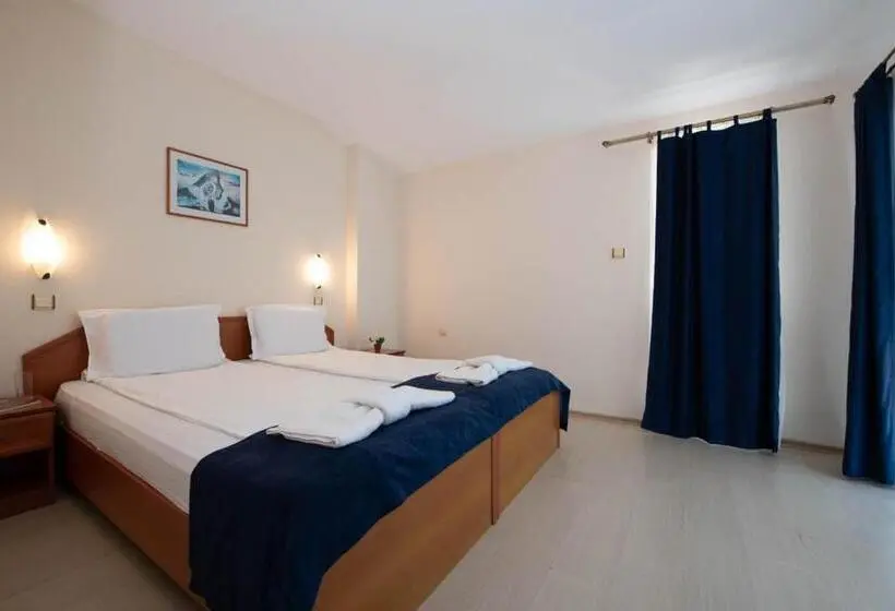 سوییت با چشم‌انداز دریا, Amon Ra Hotel Family