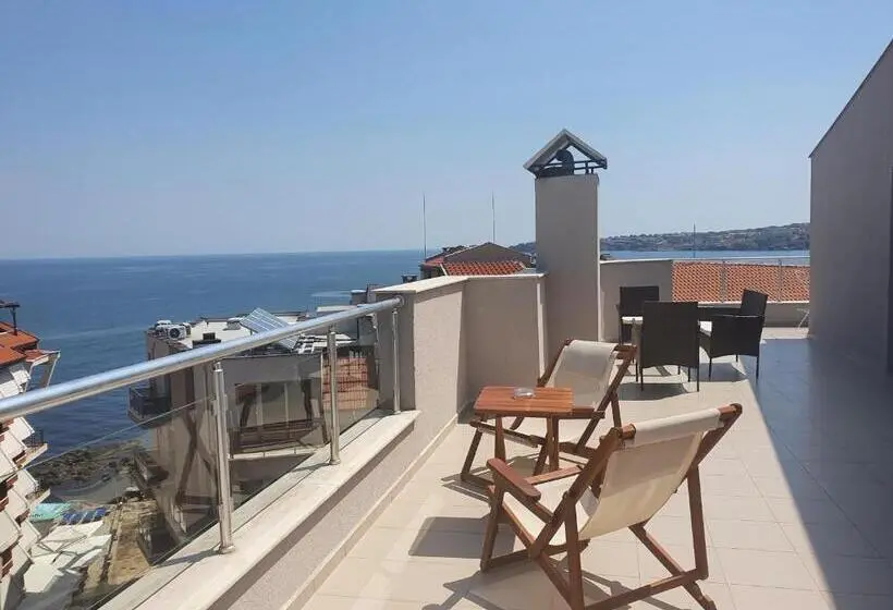 سوییت با چشم‌انداز دریا, Amon Ra Hotel Family