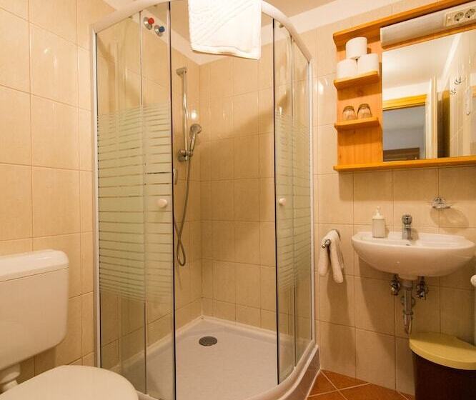 家庭间, Tihany Yacht Club