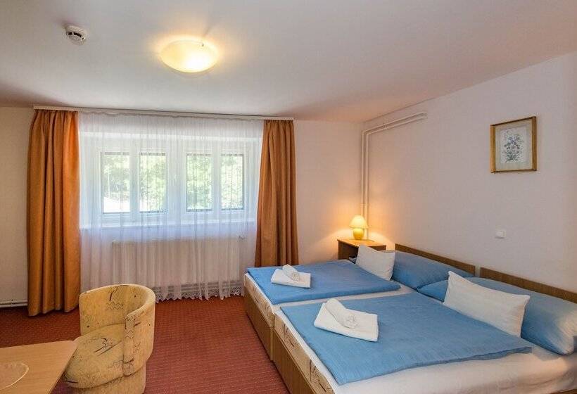 家庭间, Tihany Yacht Club