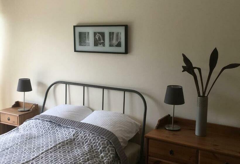 سوییت با چشمانداز باغ, Willa Pod Cyprysami