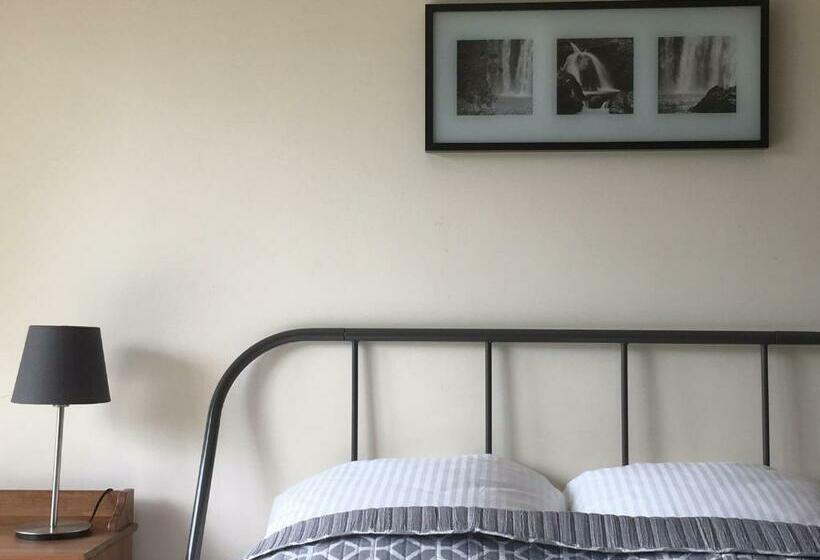 سوییت با چشمانداز باغ, Willa Pod Cyprysami