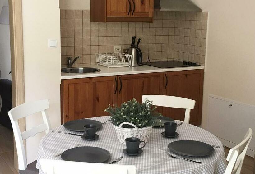 سوییت با چشمانداز باغ, Willa Pod Cyprysami