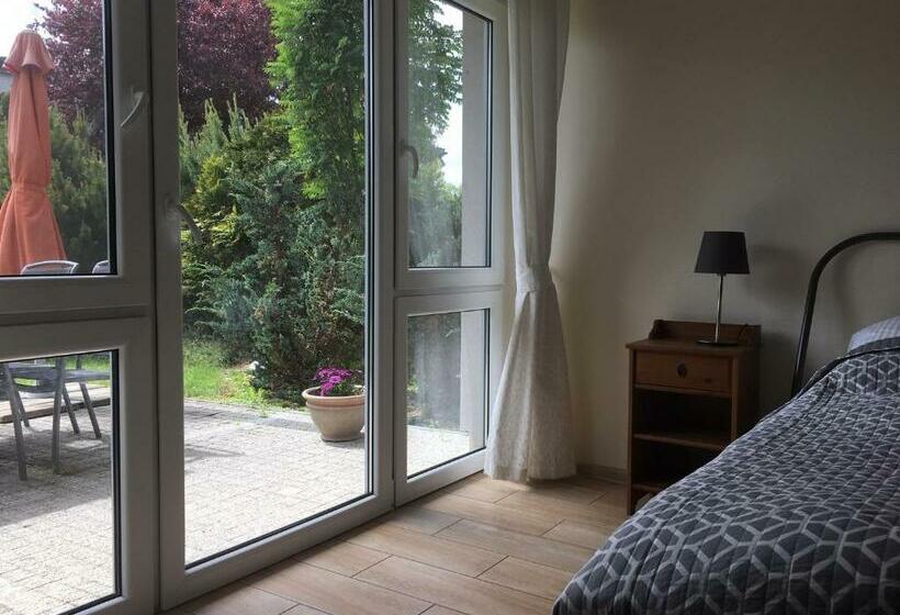 سوییت با چشمانداز باغ, Willa Pod Cyprysami