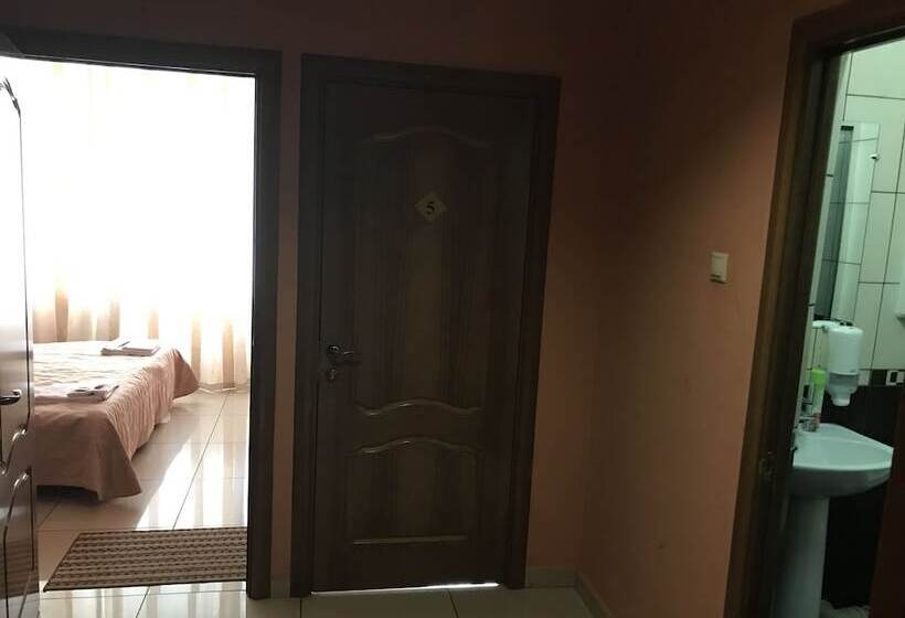 اتاق خانوادگی با سرویس بهداشتی مشترک, Good Cat Hostel