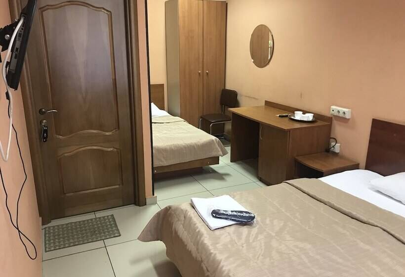 اتاق خانوادگی با سرویس بهداشتی مشترک, Good Cat   Hostel