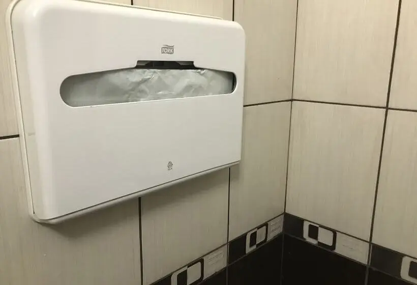 ルームシェアのワンベッド, Good Cat Hostel