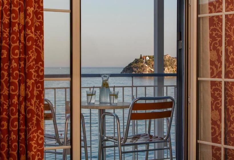 غرفة قياسية مطلّة علي البحر, Tolo