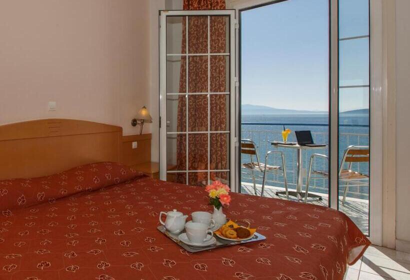 غرفة قياسية مطلّة علي البحر, Tolo