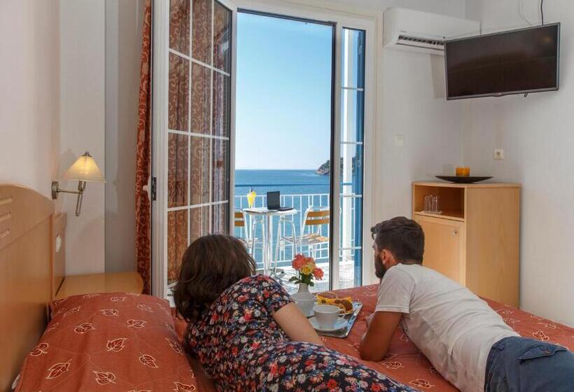 غرفة قياسية مطلّة علي البحر, Tolo