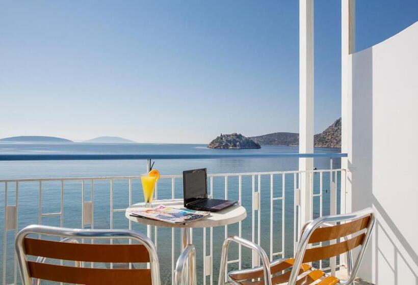 غرفة قياسية مطلّة علي البحر, Tolo