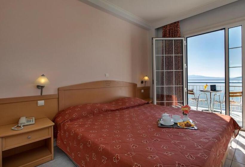 غرفة قياسية مطلّة علي البحر, Tolo