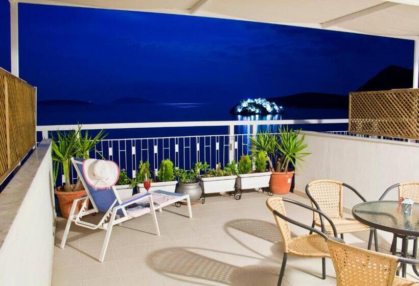 جناح ديلوكس, Tolo